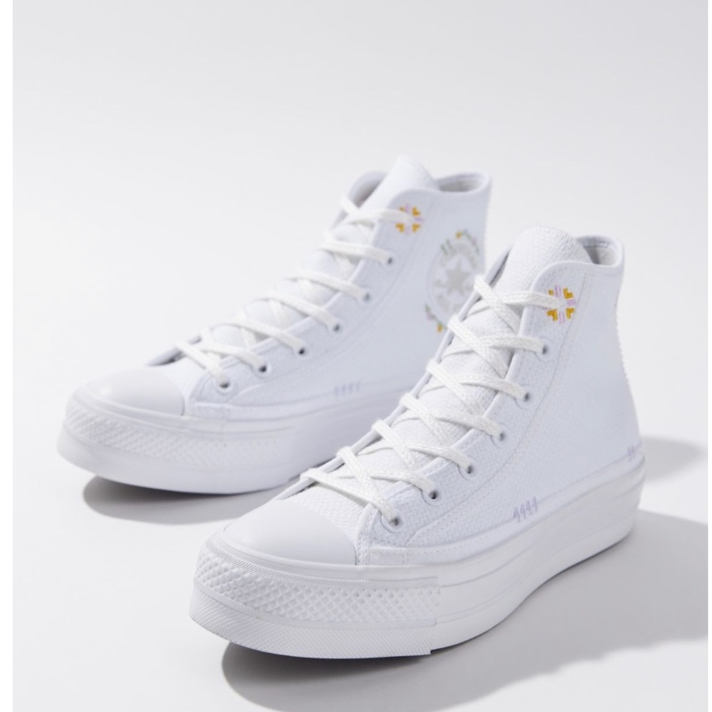 NWT Converse Chuck Taylor All Star Autumn
Embroidery Lift Platform Sneaker